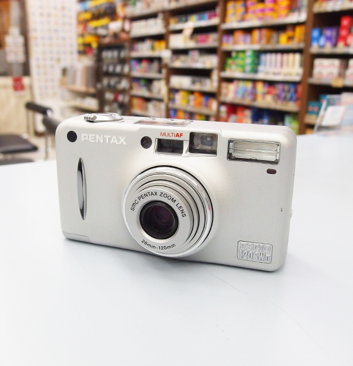 champcamera's tweet photo. #PENTAX ESPIO 120SW II ￥24,000 by #たまプラーザ 店

28-120mmのズームレンズを搭載した #フィルムカメラ です。
グリップ部分の青いランプは自撮りなどする時に大活躍。カメラの正面からでもピントが合ったか確認できます。セルフタイマーもついてます！

#ESPIO120SWII #たまプラ #田園都市線 https://t.co/3w9A2qlUgr
