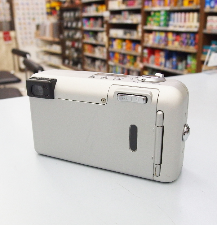 champcamera's tweet photo. #PENTAX ESPIO 120SW II ￥24,000 by #たまプラーザ 店

28-120mmのズームレンズを搭載した #フィルムカメラ です。
グリップ部分の青いランプは自撮りなどする時に大活躍。カメラの正面からでもピントが合ったか確認できます。セルフタイマーもついてます！

#ESPIO120SWII #たまプラ #田園都市線 https://t.co/3w9A2qlUgr
