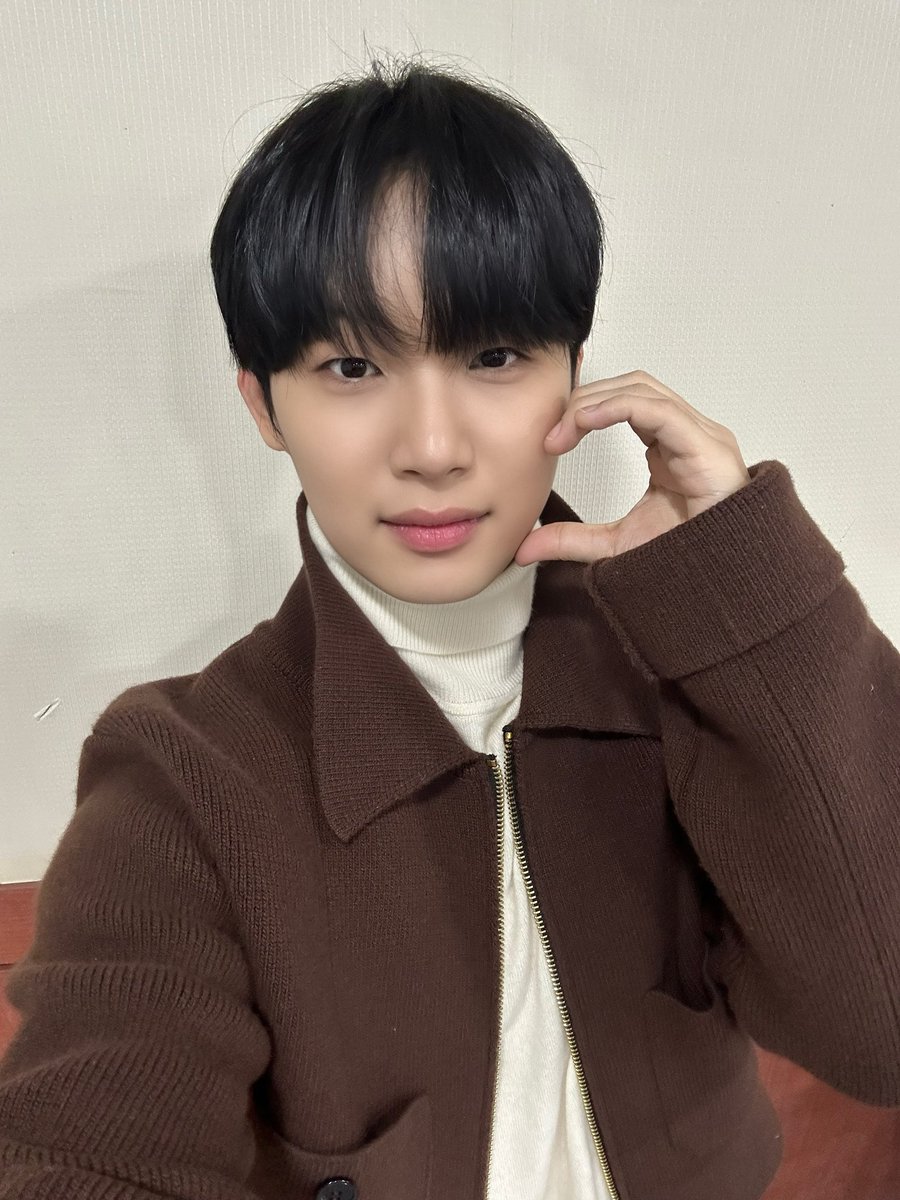 BTOBCOMPANY's tweet photo. [📂]

📂 B:CHIVE
└📁 241207 #더영맨앤드더딥씨 무대인사

문제 : 현식이가 가장 귀여운 모습이 언제였나요?
(정답은 4개입니다.)
1, 밥 먹을 때
2, 잘 때
3, 숨 쉴 때
4, 매일매일
 
;“’;,,.,,;”’;
:  ⠀´͈  ᵜ `͈ ⠀;
; つ♡⊂;
’ :__::__:

#비투비 #BTOB
#임현식 #LIMHYUNSIK
#The_Young_Man_and_the_Deep_Sea
@BTOB_IMHYUNSIK
