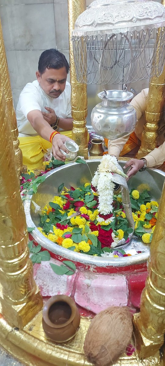 iJaydipRathod's tweet photo. श्री कुबेरेश्वर महादेव कुबेर भंडारी मंदिर करनाली 
🌓 मार्गशीर्ष शुक्ला षष्ठी
🪐 शनिवार, 7 दिसंबर 2024
प्रातः श्रृंगार दर्शन
.
.
.
.
.
#shree #kubereshwermahadev #kuberbhandari #kuberdham #kuber #bhandari #karnali #jaykuber #harharmahadev #dabhoi #vadodara #gujrat #india https://t.co/IdTTWkUhNd