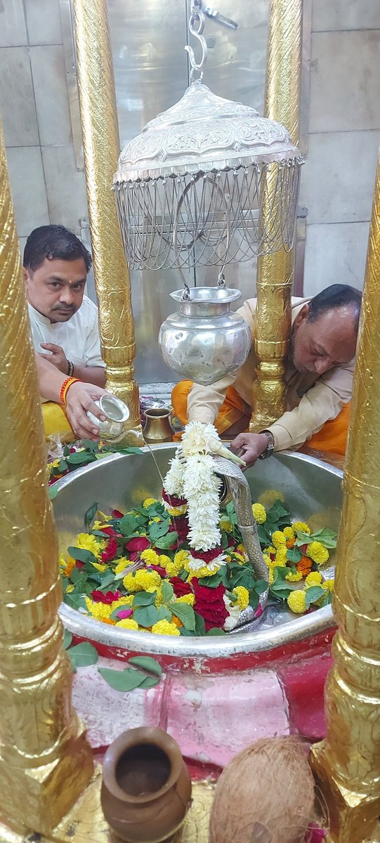 iJaydipRathod's tweet photo. श्री कुबेरेश्वर महादेव कुबेर भंडारी मंदिर करनाली 
🌓 मार्गशीर्ष शुक्ला षष्ठी
🪐 शनिवार, 7 दिसंबर 2024
प्रातः श्रृंगार दर्शन
.
.
.
.
.
#shree #kubereshwermahadev #kuberbhandari #kuberdham #kuber #bhandari #karnali #jaykuber #harharmahadev #dabhoi #vadodara #gujrat #india https://t.co/IdTTWkUhNd