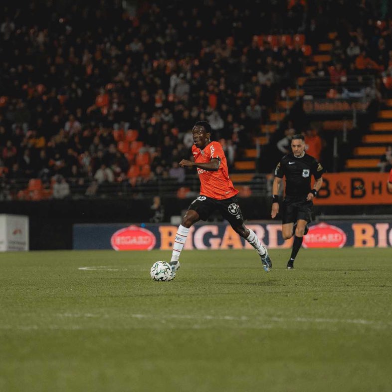 RaphaelLeCorre's tweet image. 💎 Arthur Avom Ebong, le petit gars qui s’impose… et qui confirme.

👌 67 ballons
👟 47/52 à la passe
🔑 1 passe clé
⬆️ 2/2 en profondeur
🧲 7 récupérations
✂️ 4 tacles
🥊 4/7 au duel

Où doit-il encore progresser selon vous ?

#FCLESTAC #FCLorient #OptaRapha