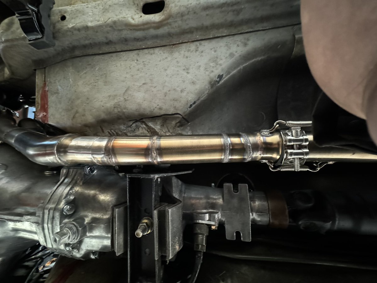 VKIPEY5hTjSX925's tweet photo. 以前マフラー製作させてもらったサニトラ

56Aローバック5速→60A5速へミッション載せ替えに伴いエキマニとミッションが干渉
取り回し変更させていただきました🛠️

#RiverShoal
#リバーショール
#RiverShoalIronWorks
#リバーショールアイアンワークス
#ワンオフ屋
#エキマニ
#サニトラ
#datsun1200 https://t.co/JiOhlHuljw