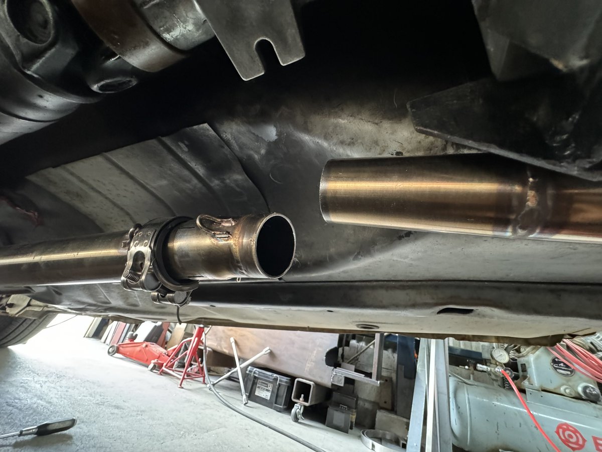 VKIPEY5hTjSX925's tweet photo. 以前マフラー製作させてもらったサニトラ

56Aローバック5速→60A5速へミッション載せ替えに伴いエキマニとミッションが干渉
取り回し変更させていただきました🛠️

#RiverShoal
#リバーショール
#RiverShoalIronWorks
#リバーショールアイアンワークス
#ワンオフ屋
#エキマニ
#サニトラ
#datsun1200 https://t.co/JiOhlHuljw