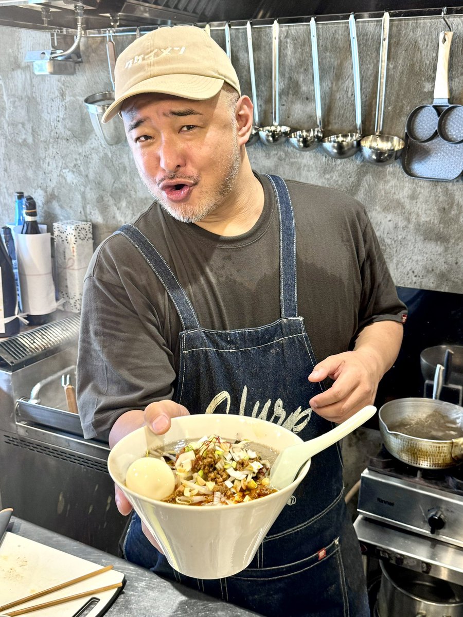 shin0407's tweet photo. アングリースクワッドで脱税王の側近役を演じた竹井さんは幡ヶ谷でラーメン屋「タケイメン」をやっておられます。今日は貴重な休日の昼時に店を閉めて舞台挨拶に来てくれました。お近くの皆さん、ここに行けば美味いラーメン食べれて竹井さんにも会えます。ぜひ。

🍜渋谷区本町6-15-9 https://t.co/frod3pg2dd
