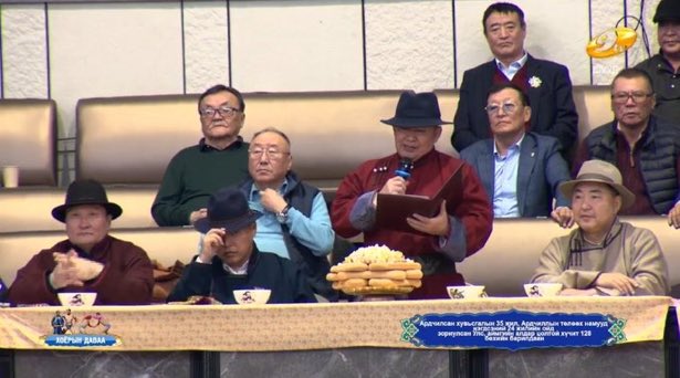 Соцдек, МҮДН, НН, МСМН аль аль нь энд алга. МҮАН-ы хүмүүс ч бараг алга. Хэдэн оросчин дээр Пүрэвдорж Ганибал нар нийлээд сууж бн. 
Ардчилсан хувьсгалын гол зорилго нь Москвагийн колониос улсаа тусгаарлах бсын. Энд бгаа гарууд Москвагийн колонид буцааж оруулах зорилгоо ч нуудаггүй