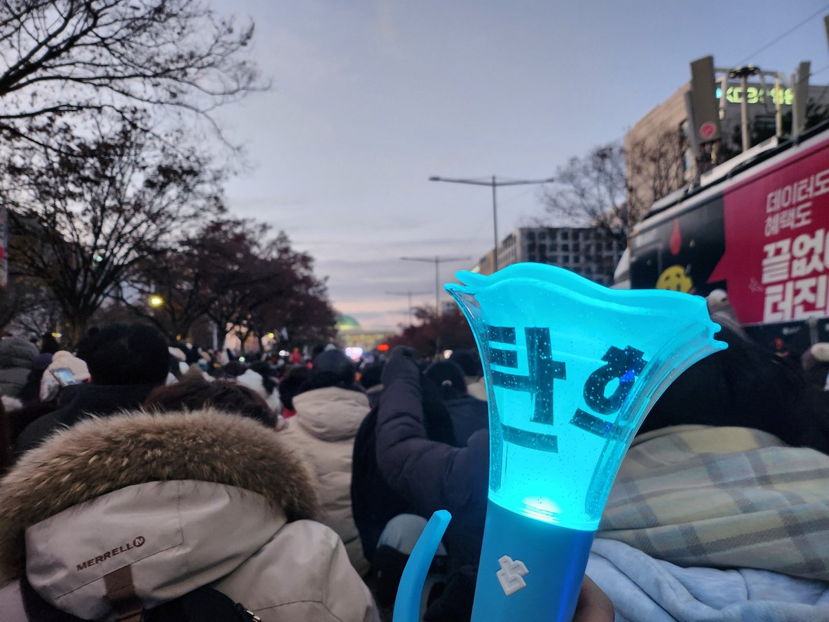 응원봉 개시..
오빠들 살기 좋은 세상 만들어줄게..