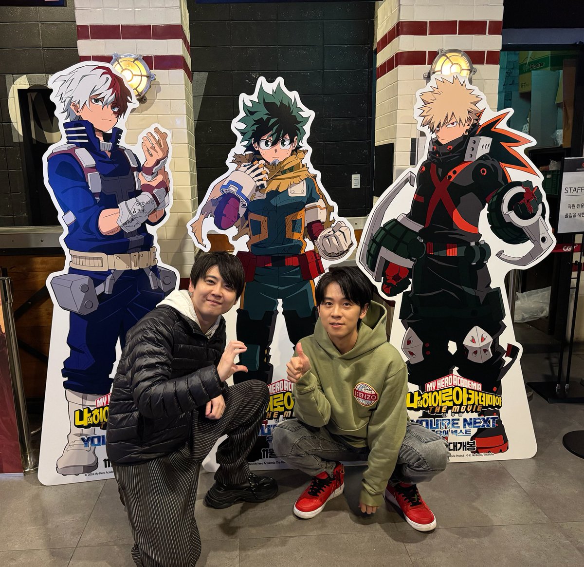 KAJI__OFFICIAL's tweet photo. とある映画館でサインしてきました！探してね🔥❄️
#ヒロアカ劇場版 #heroaca_a 🇰🇷 https://t.co/KLks4ayYZ7