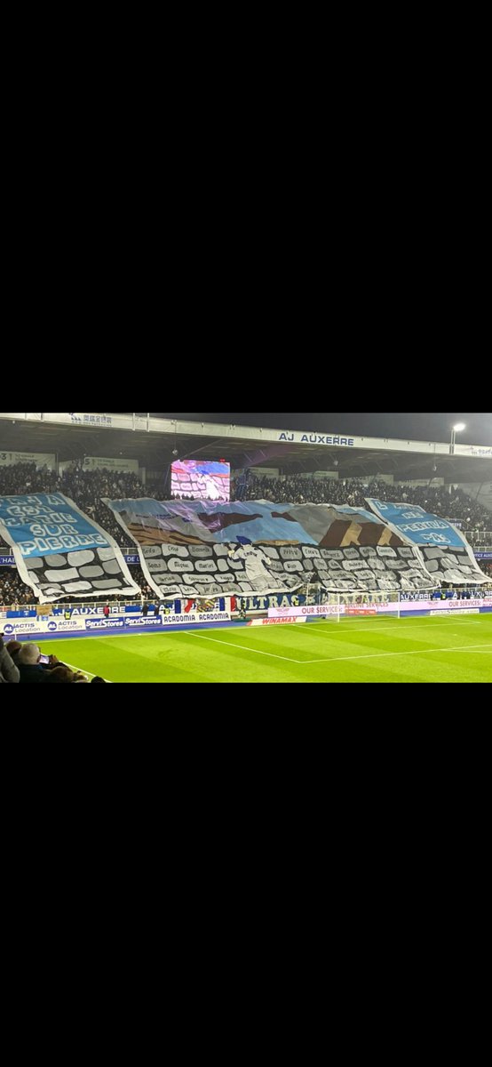 Wow magnifique tifo 
Bravo aux supporters de l <a href="/AJA/">AJ Auxerre</a> 
Quelle honneur de voir mon nom parmi ces légendes 🤝❤️❤️