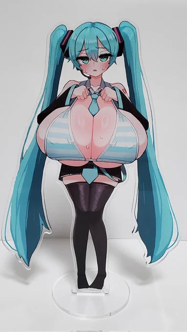 作ったミクさんアクスタが届きましたうお…でっか… 
