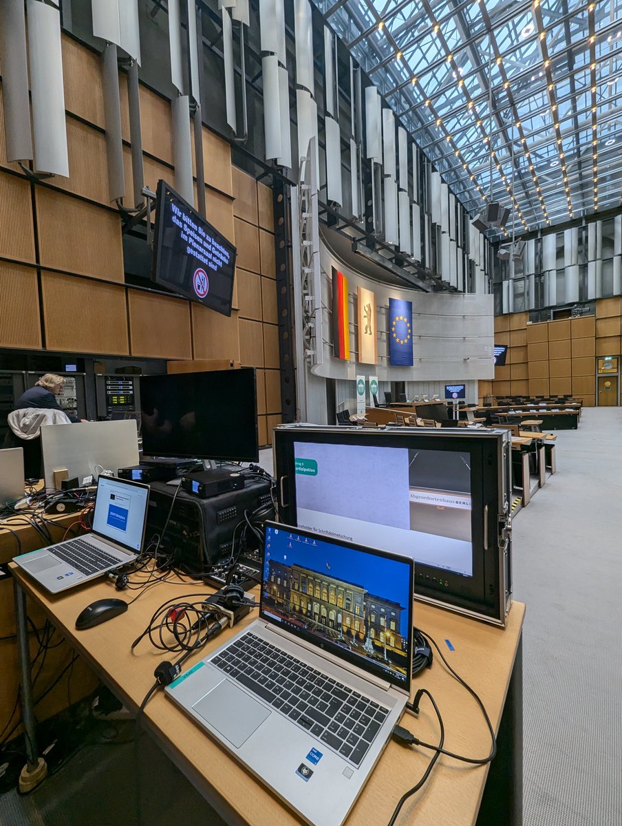 Hier ein Blick in die Regie. Von hier aus ist wird nachher das Berliner Behindertenparlament gestreamt und auf <a href="/ALEX_berlin_de/">ALEX Berlin</a> übertragen.

Hier nochmal der Link:

behindertenparlament.berlin/download/parla…

#BBParlament24 #Berlin 

<a href="/AGH_Berlin/">Abgeordnetenhaus von Berlin</a>
