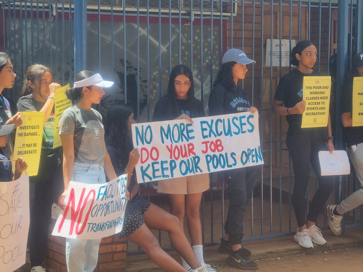 ForDemocracySa's tweet photo. Residents of Lenasia gather today outside the Greyville Swimming Pools (Ext 2) demanding that @CityofJoburgZA officials &amp; staff do their jobs, investigate the damage at the pools and open it up for the swimming season. 
#AntiCorruptionWeek #ConnectTheDots https://t.co/iR2iuEN3RK
