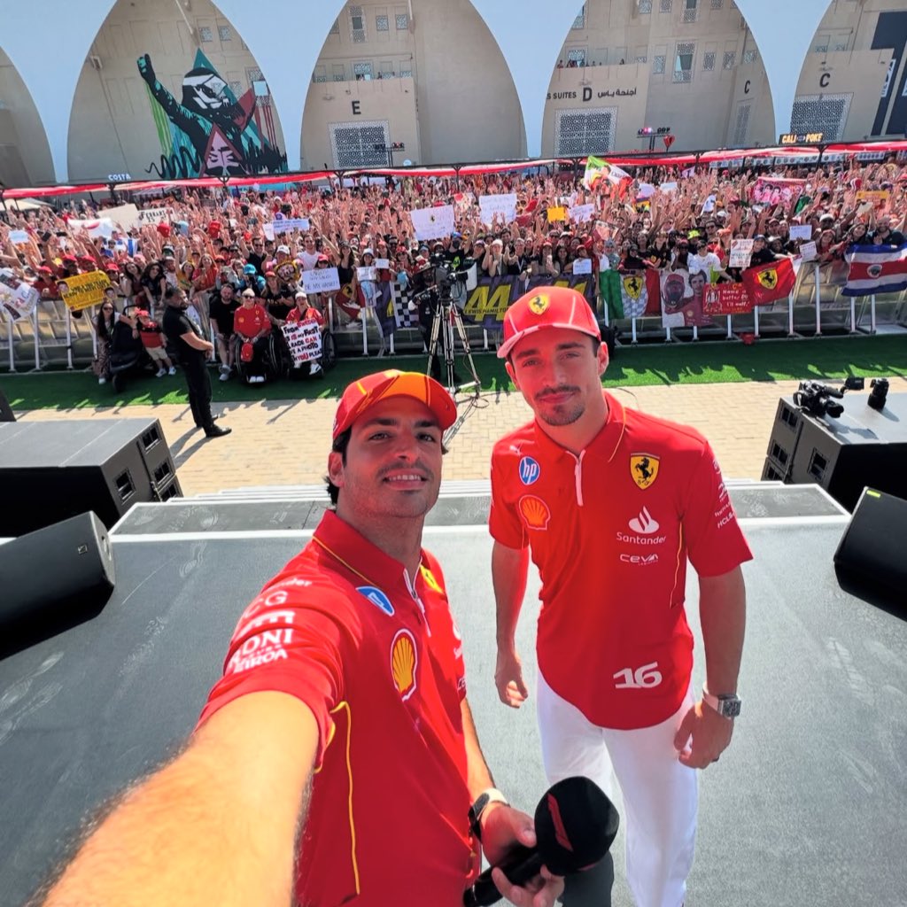 charlosarchive's tweet photo. THE LAST SELFIE OF C2 WITH FANS https://t.co/syRQ3cgpMF