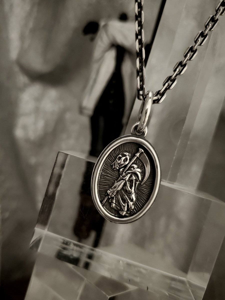 StarGardenSG_u's tweet photo. 【Astra Libio】
　　    パーカーを羽織りし死神
  どんな歌を口遊みながら現代を歩む…

　　　   『 DEATH MEDAL 』
　　　　　　  ¥18700-
　　   『 DEATH Signet Ring 』
　　　　　  #17  ¥36300-

　　　   令和６年 年末 幕開き
  “ ＴＨＥＡＴＲＥ ＯＦ ＤＥＡＴＨ ”
　　　　　　特等席にて https://t.co/ydzN1zhWon