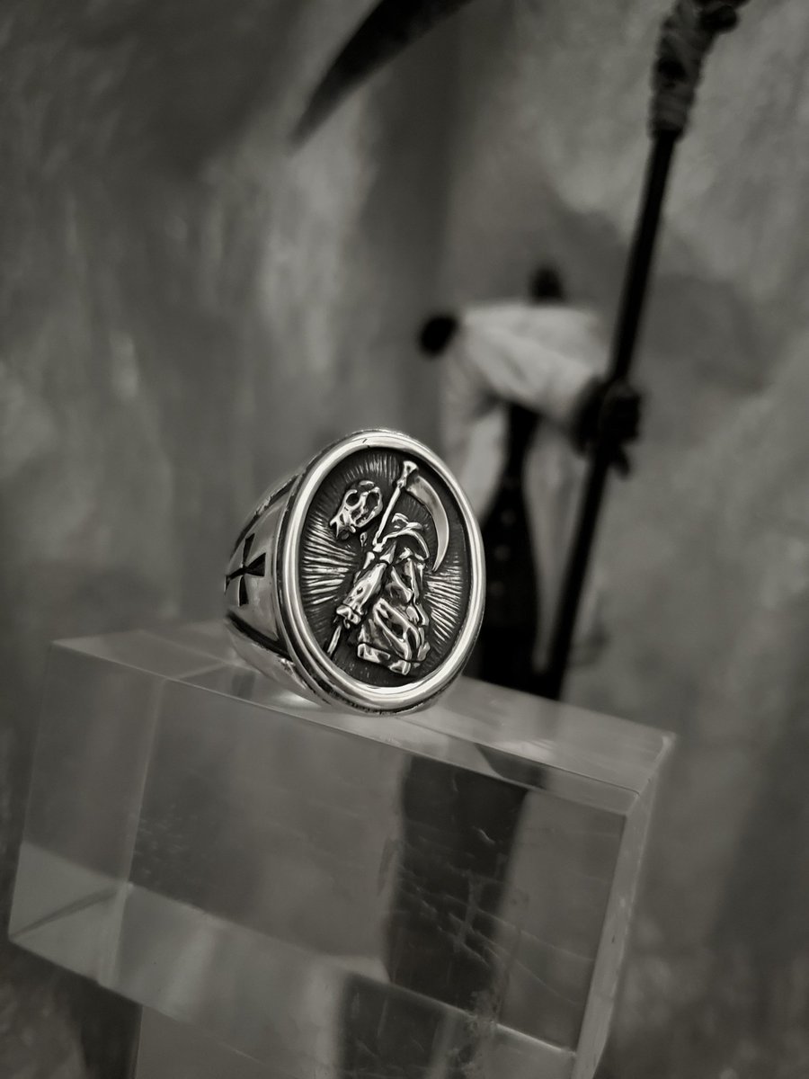 StarGardenSG_u's tweet photo. 【Astra Libio】
　　    パーカーを羽織りし死神
  どんな歌を口遊みながら現代を歩む…

　　　   『 DEATH MEDAL 』
　　　　　　  ¥18700-
　　   『 DEATH Signet Ring 』
　　　　　  #17  ¥36300-

　　　   令和６年 年末 幕開き
  “ ＴＨＥＡＴＲＥ ＯＦ ＤＥＡＴＨ ”
　　　　　　特等席にて https://t.co/ydzN1zhWon