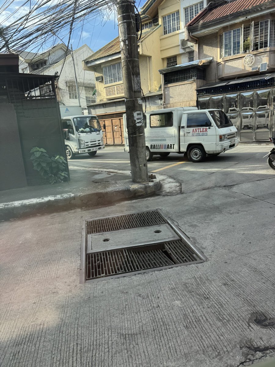 candishhh's tweet photo. @QCGov @QCMayorJoy ano ba naman ito?! Ka-aayos lang SIRA again 🤦‍♀️ https://t.co/hFjGGvllPJ
