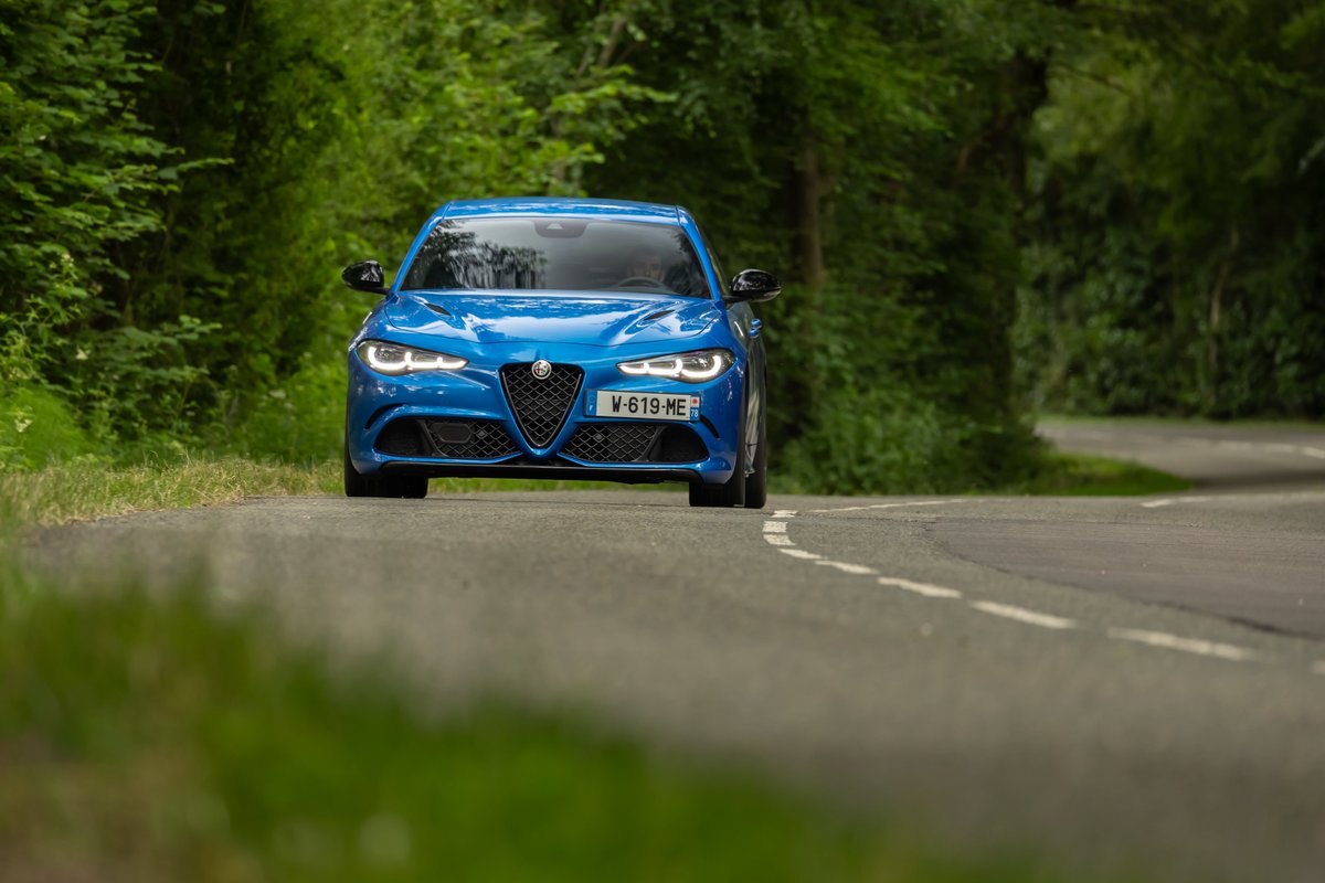 Cette semaine, What Car? place l'Alfa Romeo Giulia en deuxième position des "performance cars" essence, derrière M3 Touring. "Wonderful engine; very quick; agile and fun to drive; supple ride."