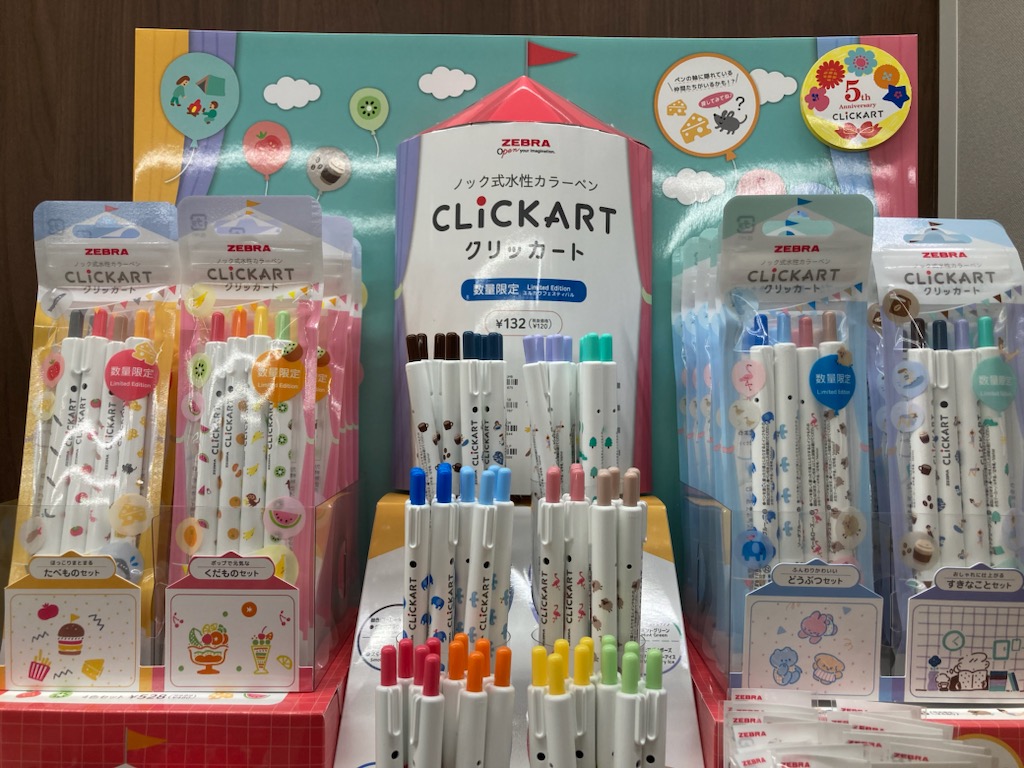 TSUTAYAmorimati's tweet photo. ★☆文房具情報☆★
＃ゼブラ
ノック式サインペン「＃クリッカート」に
ユルっとカワイイ 限定デザインが登場🌟
その名も「ユルカワフェスティバル」🦄
おすすめカラーの4本セットや
1本づつ好きな色、好きなデザインを選ぶのも楽しい❤️
ぜひ店頭でご覧ください。

＃TSUTAYA　＃大森町　＃数量限定 https://t.co/tk7CPoVAXX