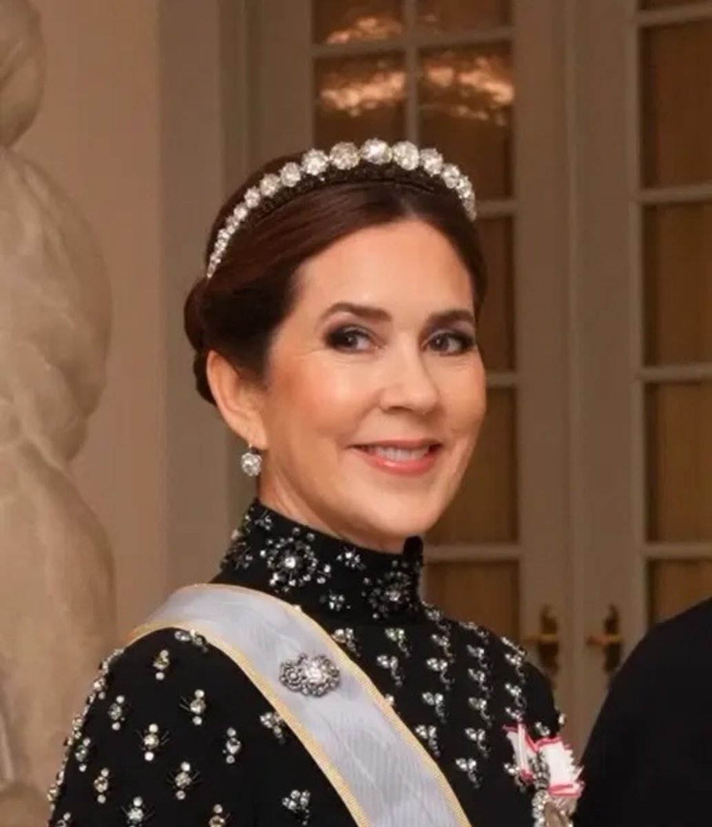 Mary Donaldson estrena tiara con diamantes reciclados larazon.es/gente/casa-rea… vía <a href="/larazon_es/">La Razón</a>