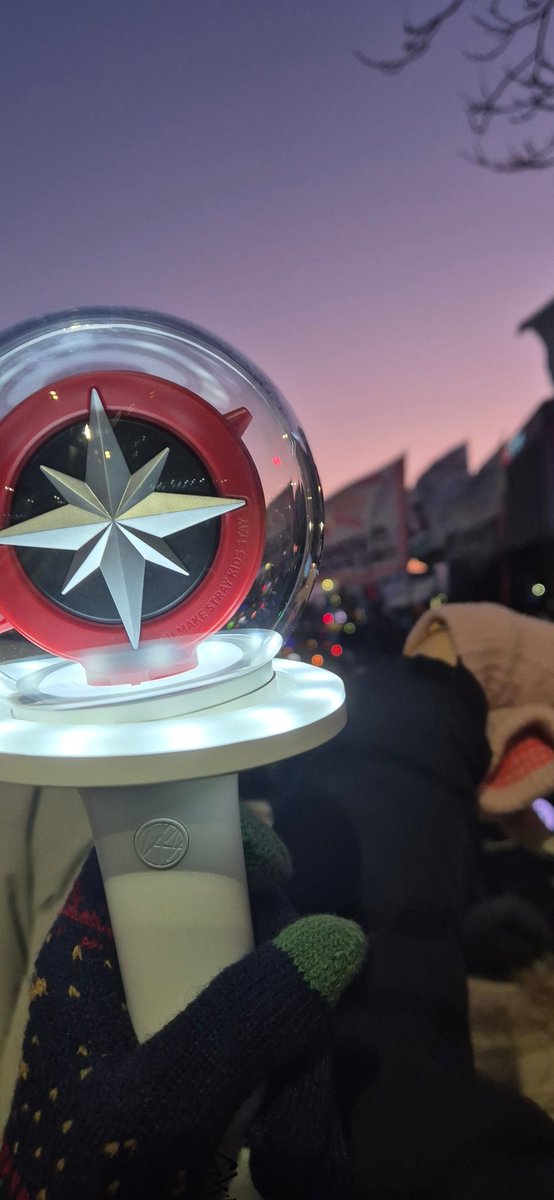 Series0309N's tweet photo. 우리가 빛을 발휘할 수 있는 밤되니깐 빛나네요 같이 힘내봅시다🔥🔥🔥 https://t.co/44ZzKCgLof