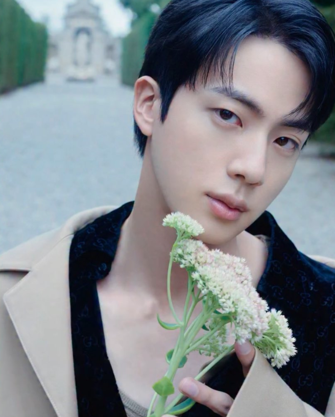 AboutMusicYT's tweet photo. Jin is handsome for Dicon in new photos. https://t.co/838ZoK7ZqL