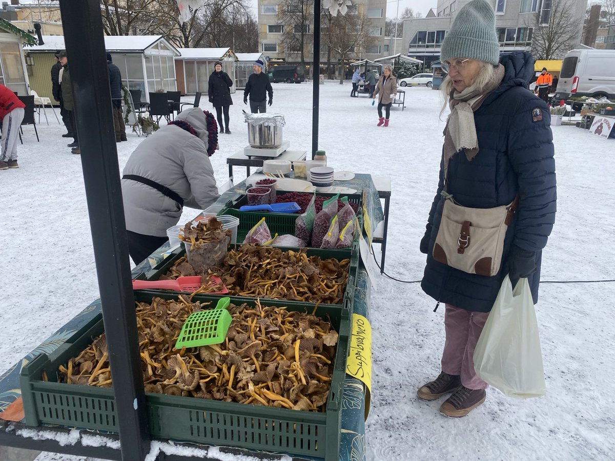 YrjoAho's tweet photo. Aamun #talous asennekeskusteluja. ” on miul näit #suppis ia ens viikolkii” no, myö tullaa ostaa lisää. ” olha sinne hemmetin pitkät lennot, mut eka tilaus on putkessa” #Lappeenranta #Aasia https://t.co/zbtPtpgNxp