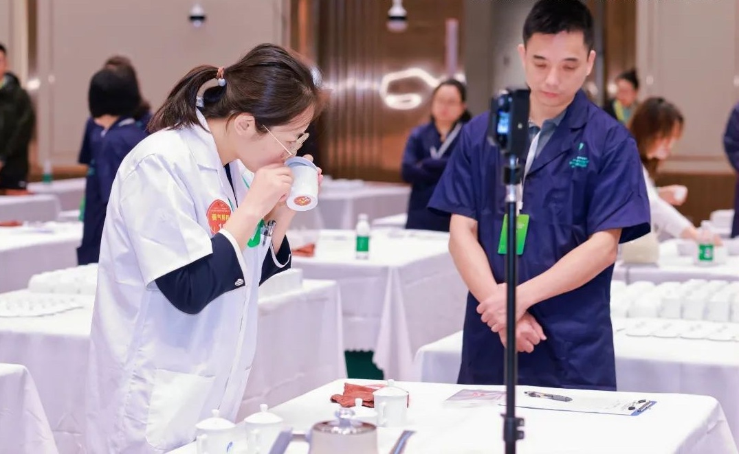 HiBaoting's tweet image. 🌱🍃Do you know how to mix #tea leaves?
🧐🧐This is a demanding #technique that requires tea tasters to mix different tea leaves according to their shape, color, aroma, and taste into the optimal combination.
🍵🥰Recently, 52 professional tea tasters from all over #China competed…