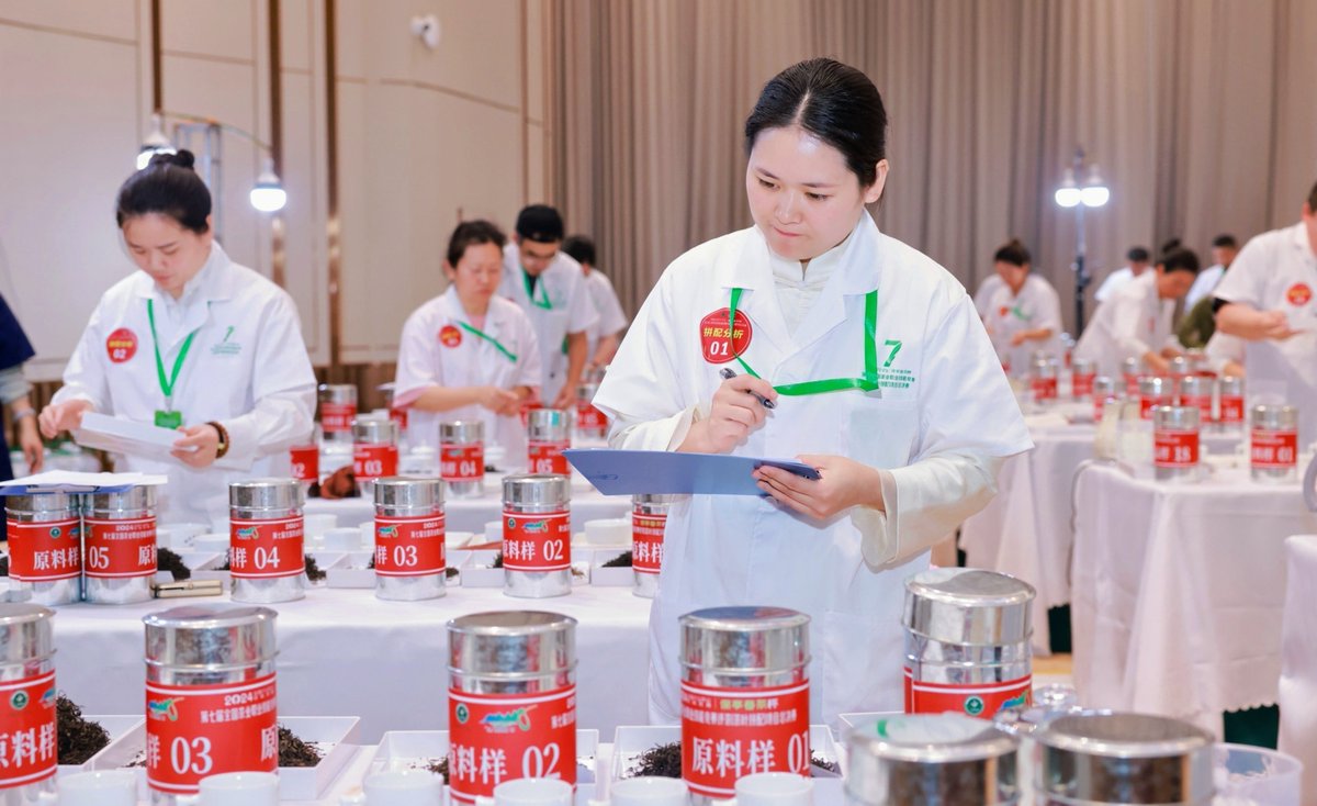 HiBaoting's tweet image. 🌱🍃Do you know how to mix #tea leaves?
🧐🧐This is a demanding #technique that requires tea tasters to mix different tea leaves according to their shape, color, aroma, and taste into the optimal combination.
🍵🥰Recently, 52 professional tea tasters from all over #China competed…