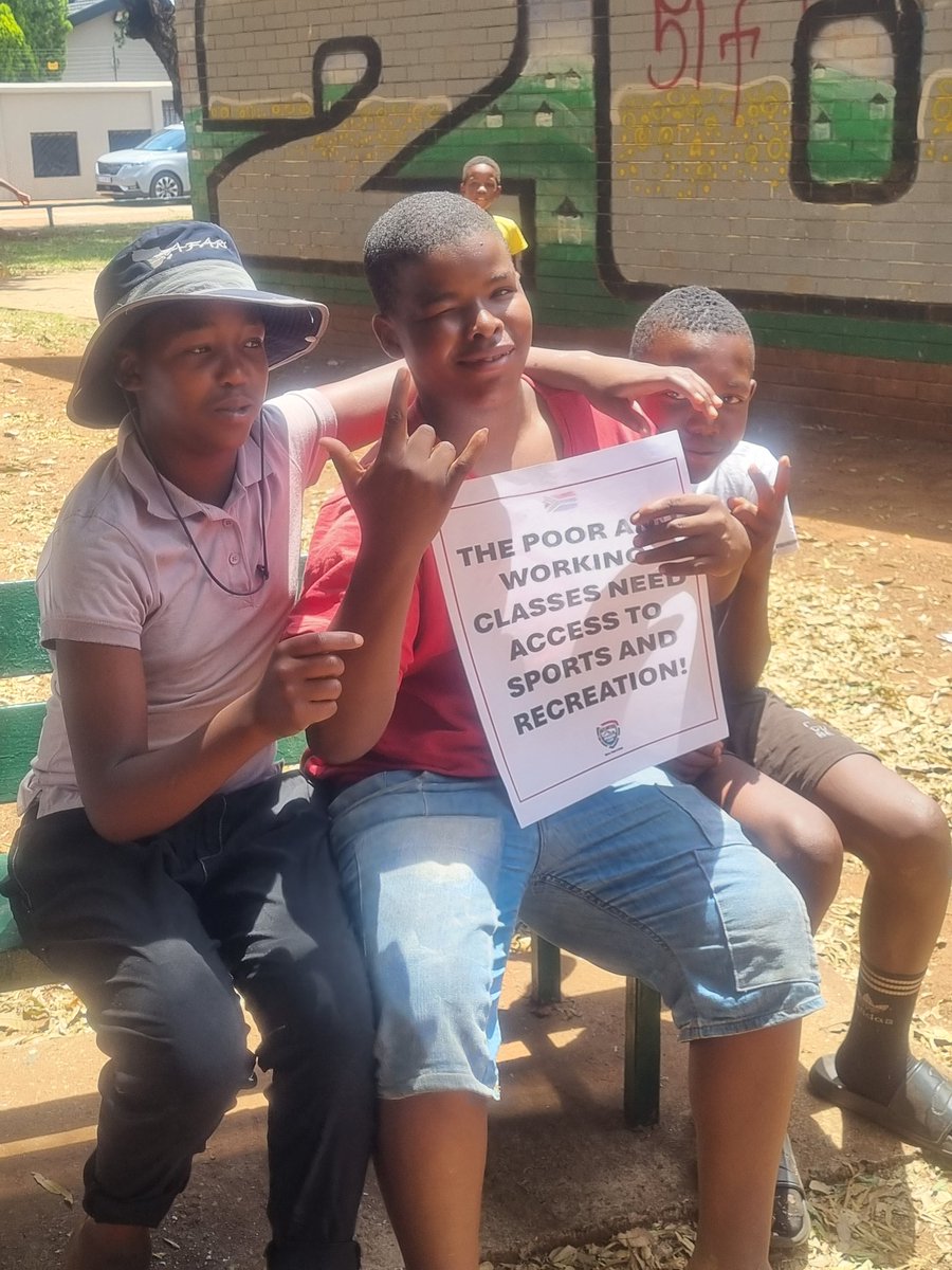 ForDemocracySa's tweet photo. Children from #Lenasia, Atlantis Swimming Club &amp; nearby schools have come to the Ext 2 Swimming Pools to demand that it be fixed so that they can swim again. @CityofJoburgZA , @DadaMorero, &amp; @GaytonMcK when will the public pools in Joburg South be reopened? #AntiCorruptionWeek https://t.co/jjvZ3QDKlx