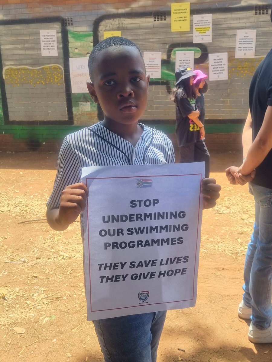 ForDemocracySa's tweet photo. Children from #Lenasia, Atlantis Swimming Club &amp; nearby schools have come to the Ext 2 Swimming Pools to demand that it be fixed so that they can swim again. @CityofJoburgZA , @DadaMorero, &amp; @GaytonMcK when will the public pools in Joburg South be reopened? #AntiCorruptionWeek https://t.co/jjvZ3QDKlx