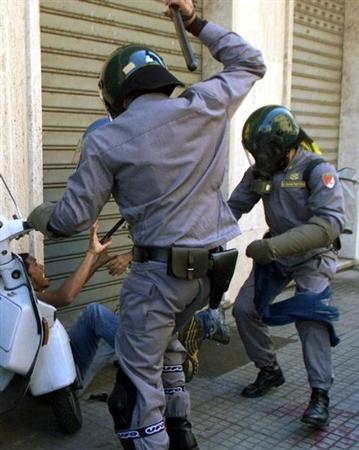 AlbertHofman72's tweet image. #RepressioninGeorgia 
AH,NO...
È la polizia italiana al G8 di Genova...