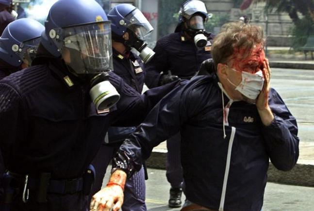 AlbertHofman72's tweet image. #RepressioninGeorgia 
AH,NO...
È la polizia italiana al G8 di Genova...
