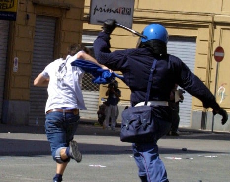 AlbertHofman72's tweet image. #RepressioninGeorgia 
AH,NO...
È la polizia italiana al G8 di Genova...