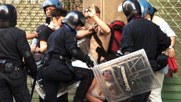 AlbertHofman72's tweet image. #RepressioninGeorgia 
AH,NO...
È la polizia italiana al G8 di Genova...