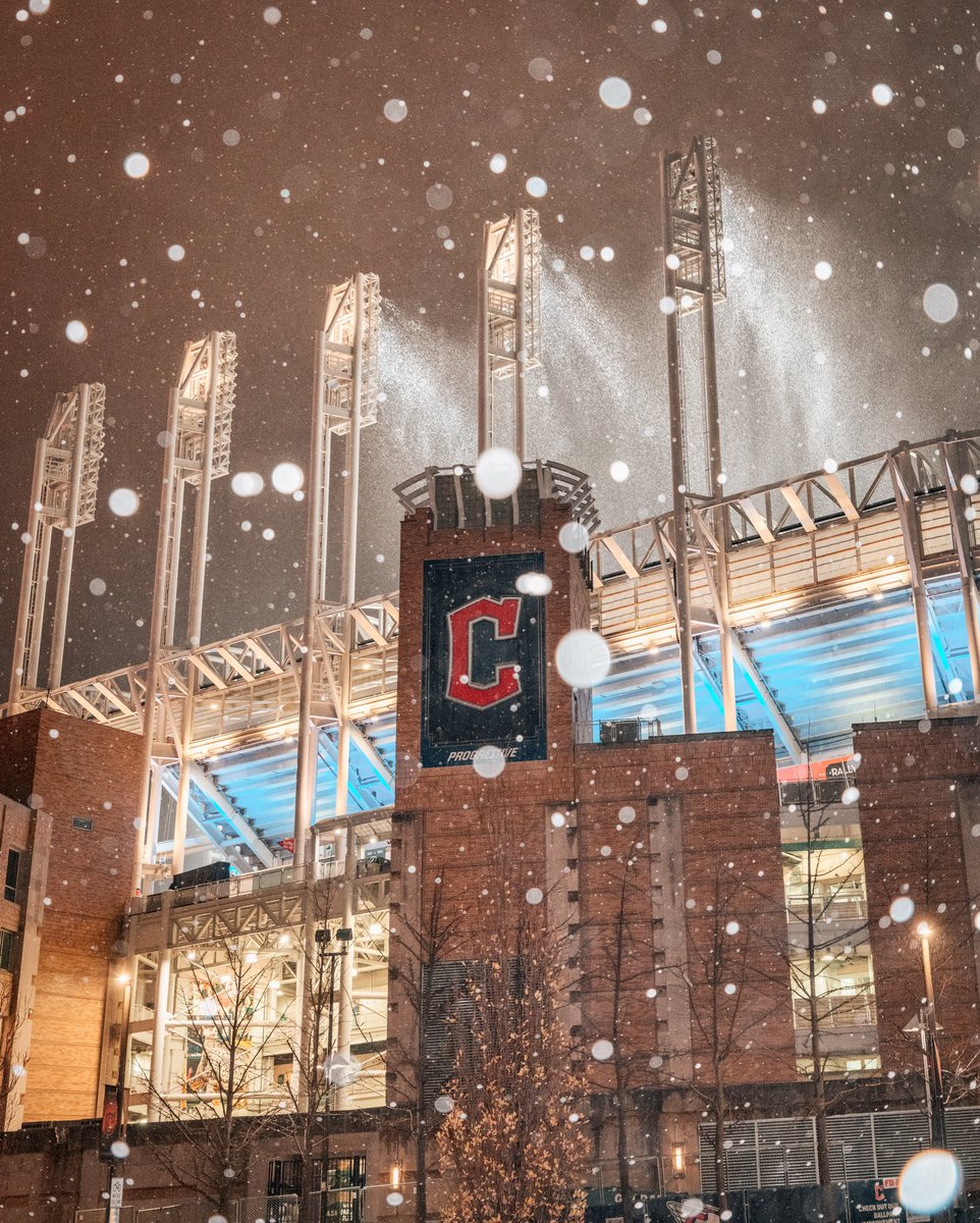 GabeWasylko's tweet photo. A Stadium Snowglobe in Cleveland, Ohio https://t.co/0e7y5868qK