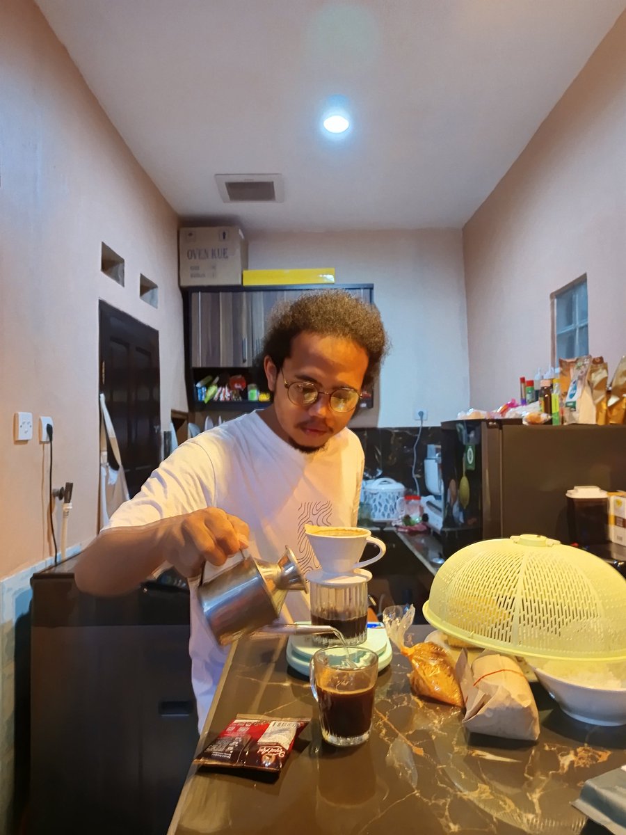 imamfirdaus_if's tweet photo. Another random activity anak 🐝 ketika berkunjung ke rumah. 
- Benerin mesin kopi
- Interview
- Coba beans kopi yang tersedia
- Belajar ngoding https://t.co/cnpZfmECiZ