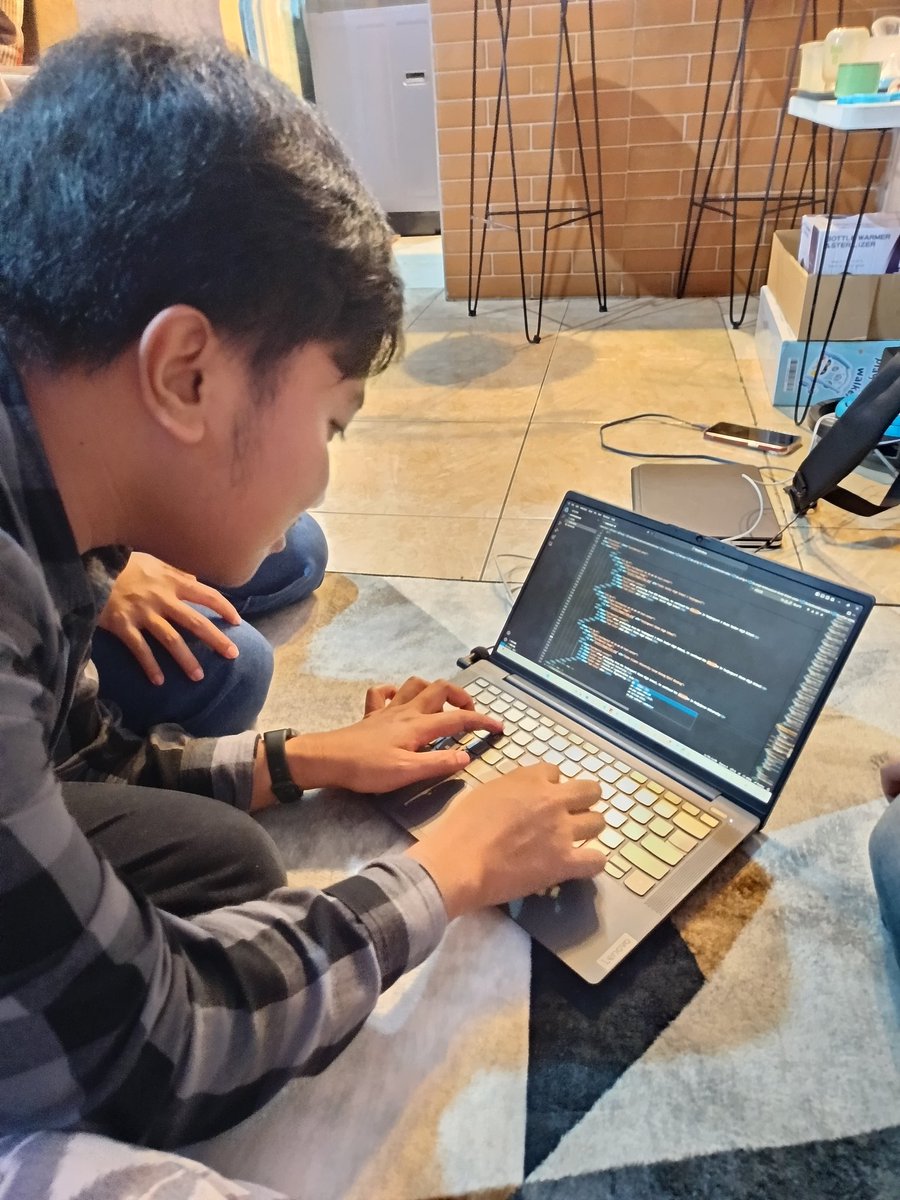 imamfirdaus_if's tweet photo. Another random activity anak 🐝 ketika berkunjung ke rumah. 
- Benerin mesin kopi
- Interview
- Coba beans kopi yang tersedia
- Belajar ngoding https://t.co/cnpZfmECiZ