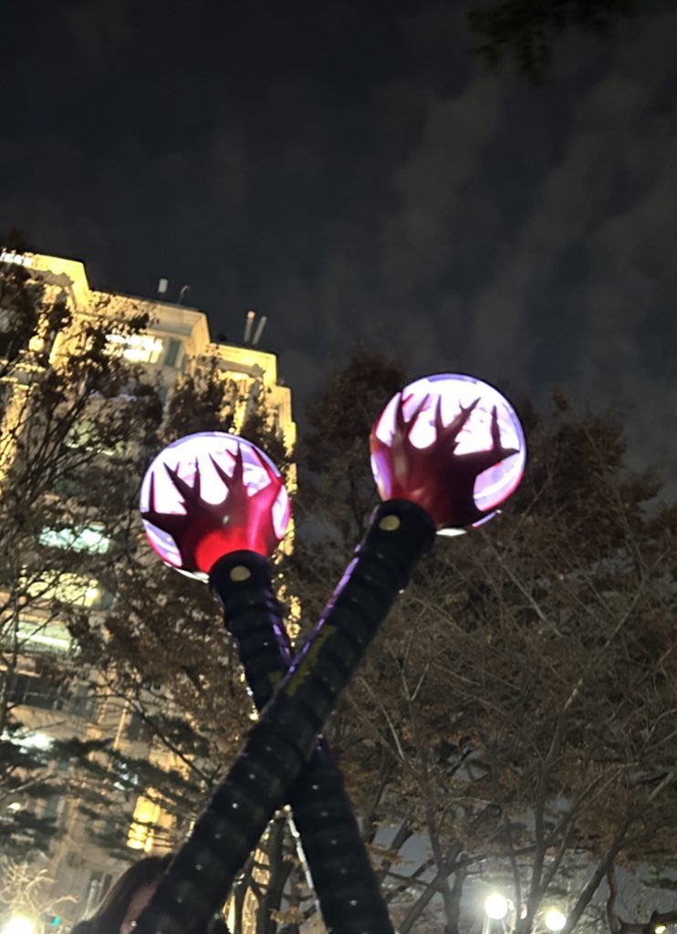 우리 풀연장몽몽이가 오늘 들은 말 중 일부..

중년여성분: 요술봉예쁘다~!
아좍시: 덕질멋잇다덕질!! 라이팅도돼요?
소녀들: 헐 저거 드림캐쳐자나
어떤예쁜언니: 우와 이거 어디 그룹이에요?
또다른아좍시: 저게머지? 성화봉송인가?
기여운모녀: 응원봉이너무예쁘다~