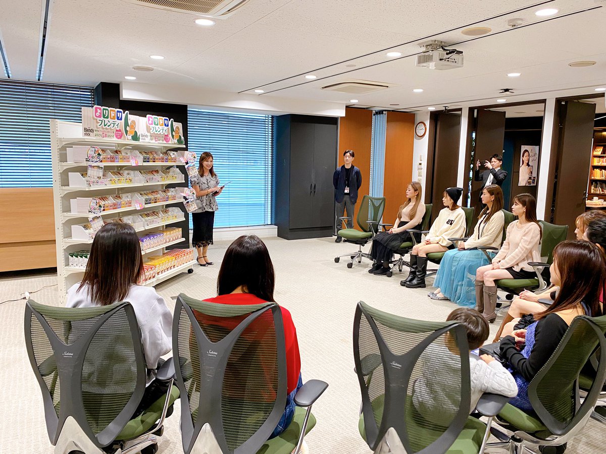 yukiotsuka_'s tweet photo. @horetabi 「よりドリブレンディ」お試し会イベントお手伝いさせていただきました。
高知県の芋けんぴとともに「よりドリブレンディ」を楽しむ試飲会！
会場はカフェオレのホッとする香りに包まれていました。

箱入りで見かけることが多いかと思いますが、1種入りの箱売りではなく、1本からでも試せ https://t.co/QlHvBy7xkY