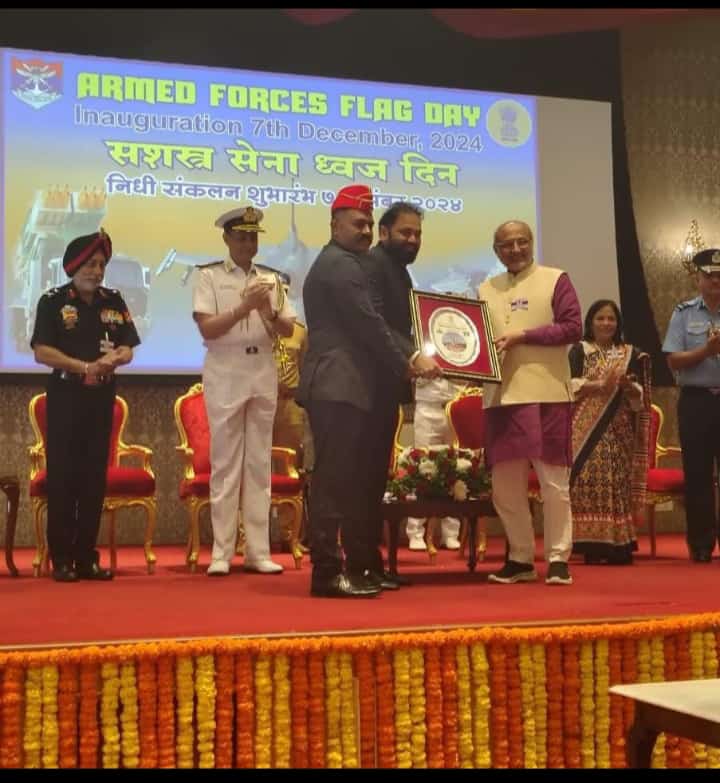 Vl18V's tweet photo. Hon'ble Governor of Mharashtra confirming  Excellent Flag Day Collection Trophy to Team Nagpur Hon'ble Dr. Vipin Sir Collector Nagpur And Maj Patharkar S.M (Retd) ZSWO Nagpur https://t.co/AxRqVYYKzy