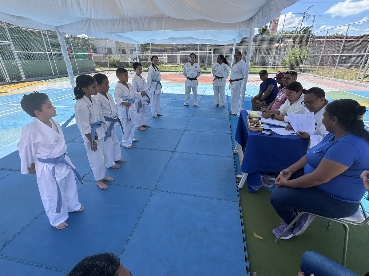 Alexandercbo_'s tweet photo. Desde las Instalaciones del Parque Bolívar, en Vista Hermosa, disfrutando del cambio de Cinta del Dojo JISHIN, a cargo del Zhihan José Monteverde. Es una gran satisfacción ver a nuestros niños alcanzar un nuevo nivel gracias a su constancia y disciplina. https://t.co/TwqvGpPOXf