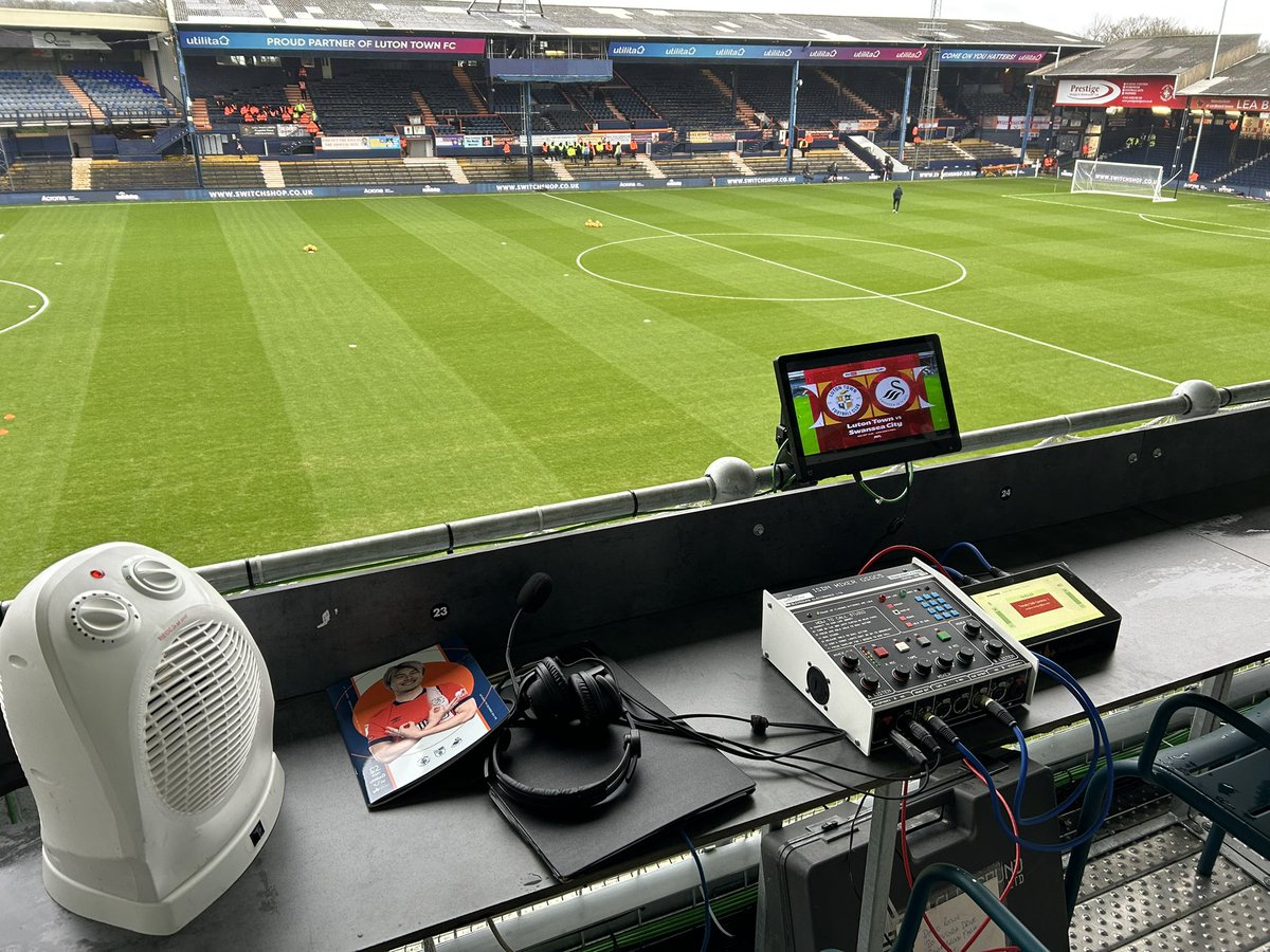 daverowe01's tweet photo. A cold and windy one on the gantry at Kenilworth Road. Updates of Luton v Swansea to come on @talkSPORTGD with @talkdants in the chair today. #GoalsAsTheyGoIn https://t.co/bTXIW2Sol6