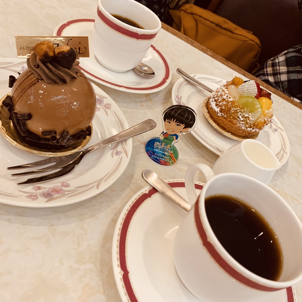 Fe76Za's tweet image. 平塚は遠い〜😩と思い込んでたけど今日はそんなに遠い感じせず。
素敵✨なケーキ屋さん見つけて印象ガラリ！
コーヒーも美味しくて最高☺️👍
近くにあったら毎日行きたいくらい😋
今日の敗戦の悔しさ癒したよ〜
明日はもっと頑張って応援する📣✊
#木下マイスター東京
#平塚総合体育館
#Ashi