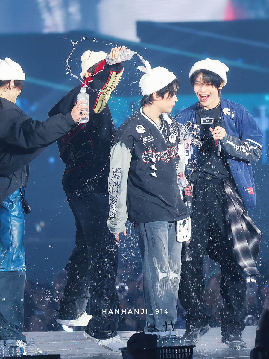hanhanji_914's tweet photo. 241207 dominATE OSAKA day2

탄수라차… 😂

#LEEKNOW #리노 #이민호
#HYUNJIN #현진 #황현진
#SEUNGMIN #승민 #김승민 
#I_N #아이엔 #양정인
#StrayKids #스트레이키즈 https://t.co/bLAWISq9Nh