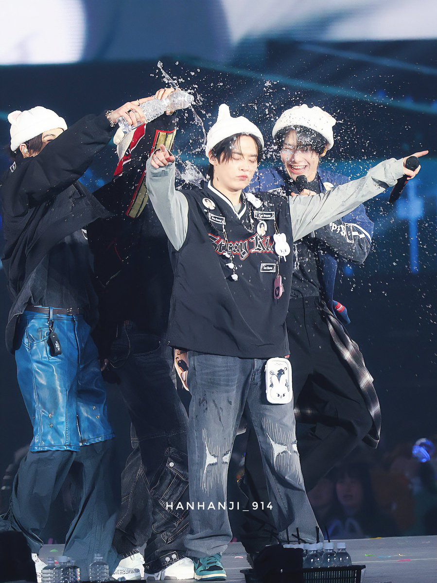 hanhanji_914's tweet photo. 241207 dominATE OSAKA day2

탄수라차… 😂

#LEEKNOW #리노 #이민호
#HYUNJIN #현진 #황현진
#SEUNGMIN #승민 #김승민 
#I_N #아이엔 #양정인
#StrayKids #스트레이키즈 https://t.co/bLAWISq9Nh