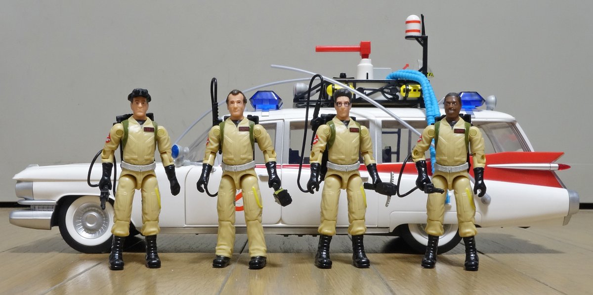 ハズブロのゴーストバスターズ プラズマパックを開けてECTO-1と並べて