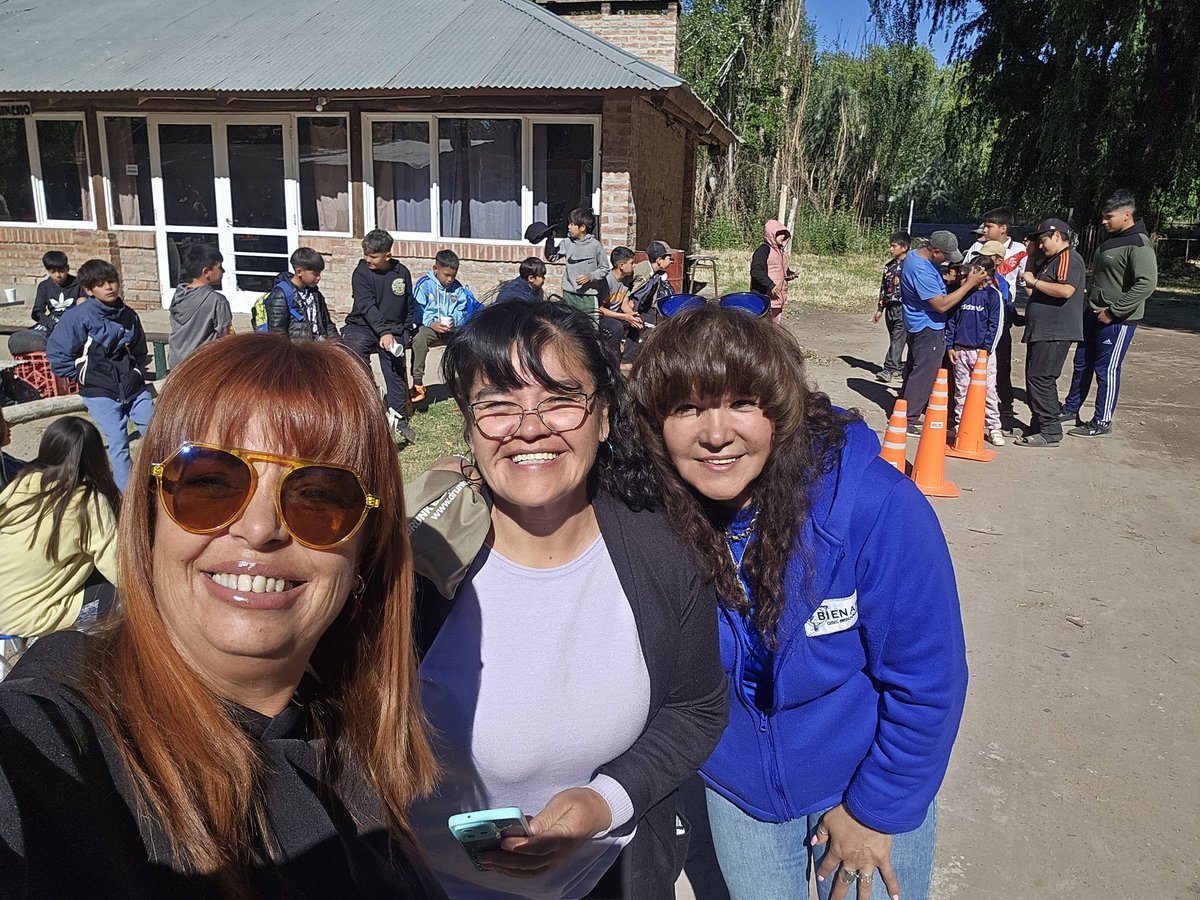 andreaferraciol's tweet photo. #Campamento #CierredeAño
Hoy nos acompañó @BIENARG donde aprendimos sobre educación Vial en entorno seguro
Gracias @sanbeatorres
#EscuelitadeFutbolYMerenderoTíaMary #ClubdeportivoElValle
#Unicolor
#Sábado @eva_arriagada https://t.co/apWrgThAvB