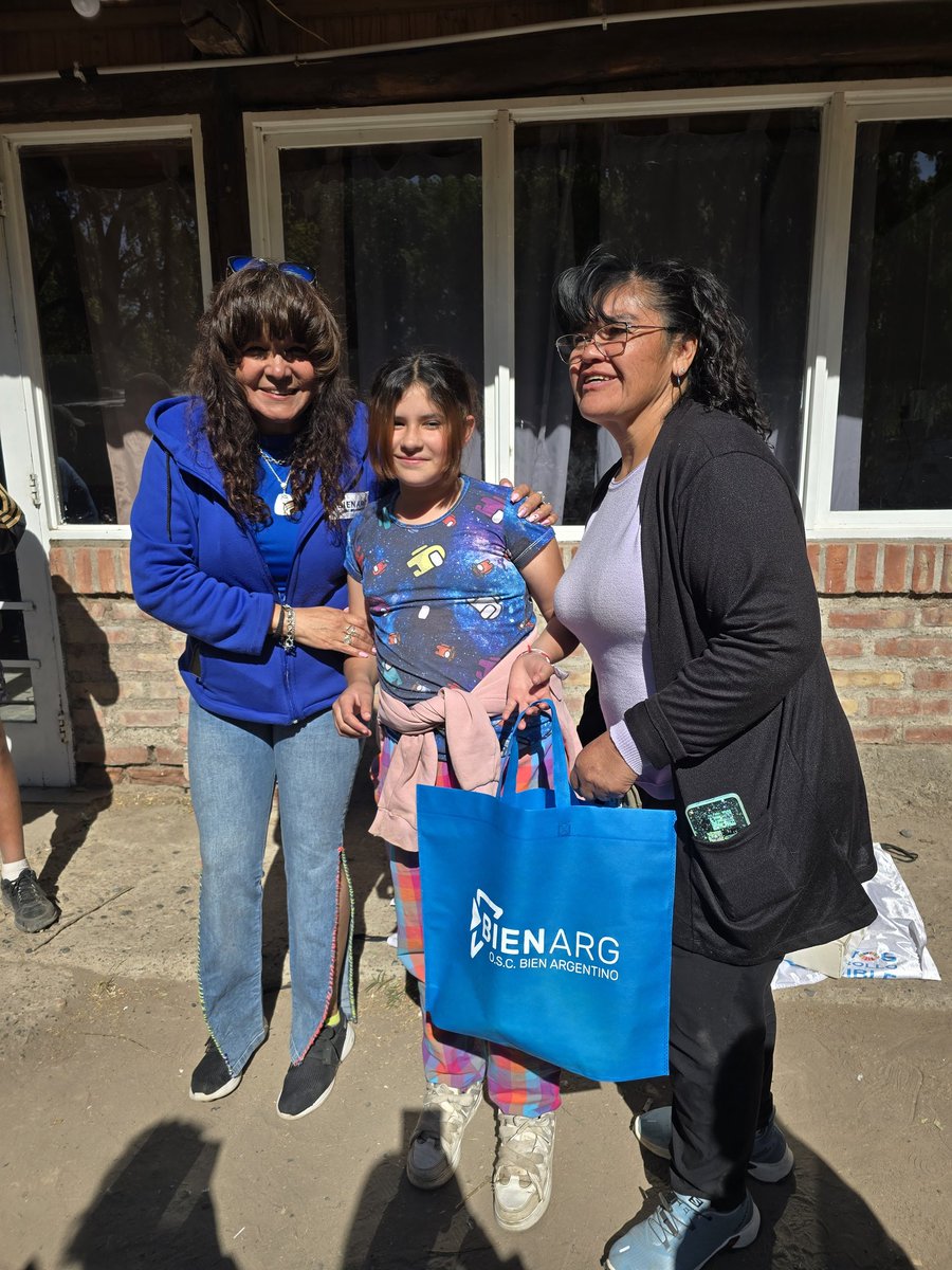 andreaferraciol's tweet photo. #Campamento #CierredeAño
Hoy nos acompañó @BIENARG donde aprendimos sobre educación Vial en entorno seguro
Gracias @sanbeatorres
#EscuelitadeFutbolYMerenderoTíaMary #ClubdeportivoElValle
#Unicolor
#Sábado @eva_arriagada https://t.co/apWrgThAvB