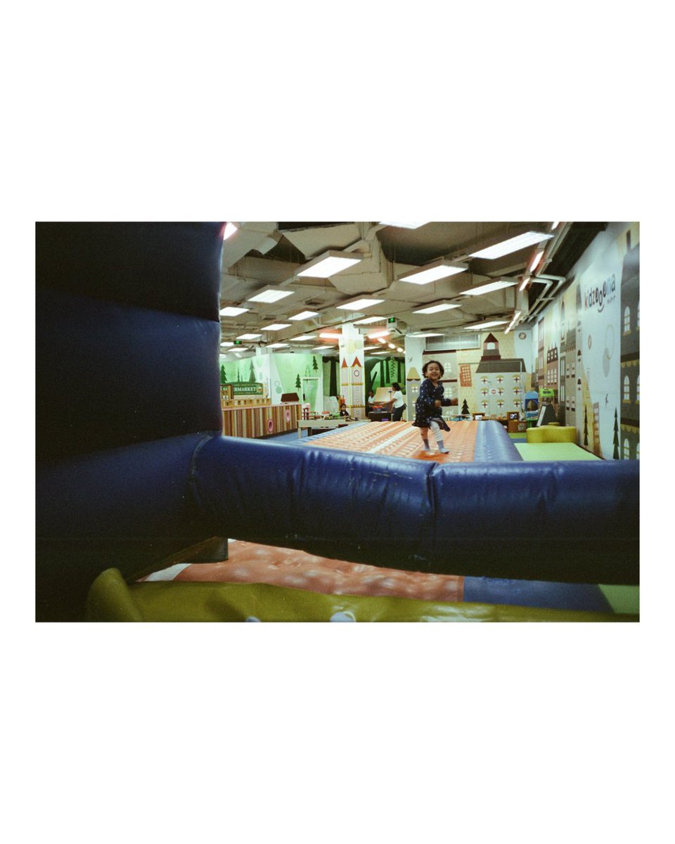 masssterofnone's tweet photo. #nikonAF600 pocket camera analog dengan spek yang over power. Lensanya wide 28mm dengan diafragma super besar F/3.5 / underrated, tapi beast, best! Hasil yang saya lampirkan pakai film iso rendah, cirafilm 250D, tapi buat indoor malam hari dan lowlight hasilnya tetep superb! https://t.co/C3H7S8wul6