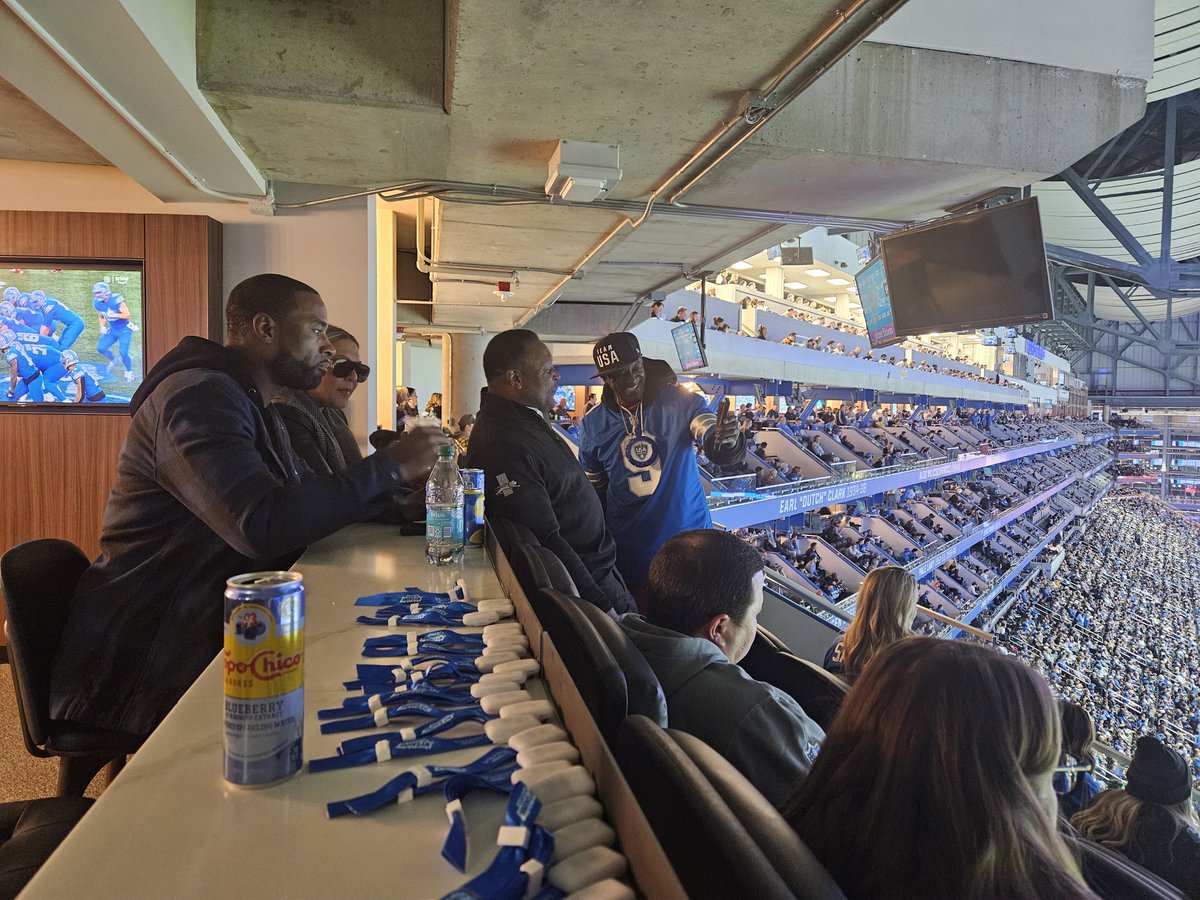 BarrySanders's tweet photo. What a night @NFLonPrime at the @Lions game.

We just keep #Roaring at home.
